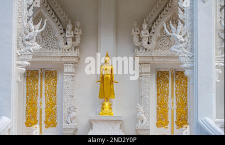 Weißer Tempel mit vielen Details in einer Gegend gebaut, die nicht von Touristen in der Provinz Chumphon besucht wird Stockfoto