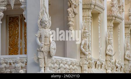 Weißer Tempel mit vielen Details in einer Gegend gebaut, die nicht von Touristen in der Provinz Chumphon besucht wird Stockfoto