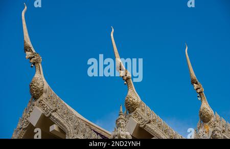 Weißer Tempel mit vielen Details in einer Gegend gebaut, die nicht von Touristen in der Provinz Chumphon besucht wird Stockfoto