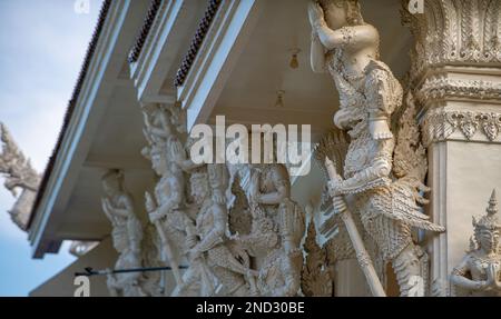 Weißer Tempel mit vielen Details in einer Gegend gebaut, die nicht von Touristen in der Provinz Chumphon besucht wird Stockfoto