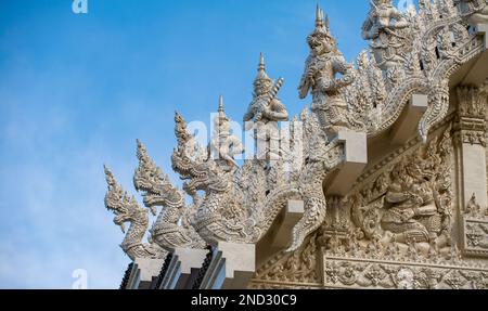 Weißer Tempel mit vielen Details in einer Gegend gebaut, die nicht von Touristen in der Provinz Chumphon besucht wird Stockfoto