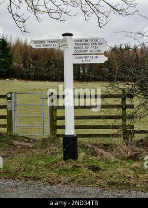 Schild in Bivouac, nahe der Trottel des Druidentempels. Swinton Estate. Masham. North Yorkshire Stockfoto