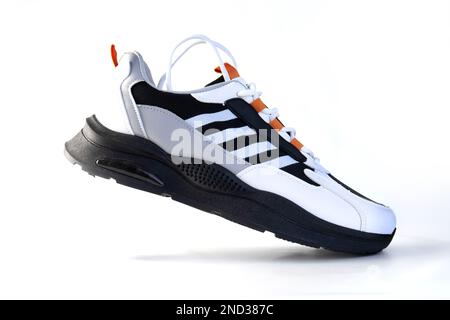 Weiße Turnschuhe auf weißem Hintergrund. Stockfoto