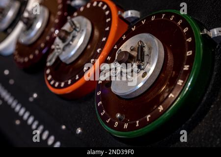 Die Drehscheiben einer "Bombe"-Kontrollmaschine aus dem zweiten Weltkrieg, mit denen die deutschen Enigma-Codes in Bletchley Park, Buckinghamshire, knackt wurden Stockfoto