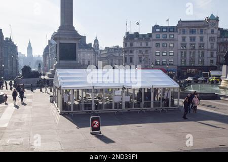 London, England, Großbritannien. 15. Februar 2023. Am Trafalgar Square wurde ein temporäres „Syria House“-Zelt für Mitglieder der syrischen Gemeinde im Vereinigten Königreich errichtet, um sich zu versammeln und Unterstützung für die vom Erdbeben betroffenen Menschen zu erhalten. (Kreditbild: © Vuk Valcic/ZUMA Press Wire) NUR REDAKTIONELLE VERWENDUNG! Nicht für den kommerziellen GEBRAUCH! Stockfoto