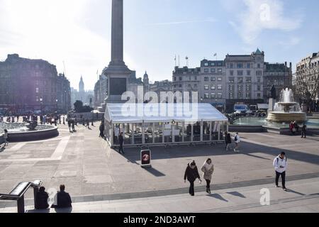 London, England, Großbritannien. 15. Februar 2023. Am Trafalgar Square wurde ein temporäres „Syria House“-Zelt für Mitglieder der syrischen Gemeinde im Vereinigten Königreich errichtet, um sich zu versammeln und Unterstützung für die vom Erdbeben betroffenen Menschen zu erhalten. (Kreditbild: © Vuk Valcic/ZUMA Press Wire) NUR REDAKTIONELLE VERWENDUNG! Nicht für den kommerziellen GEBRAUCH! Stockfoto