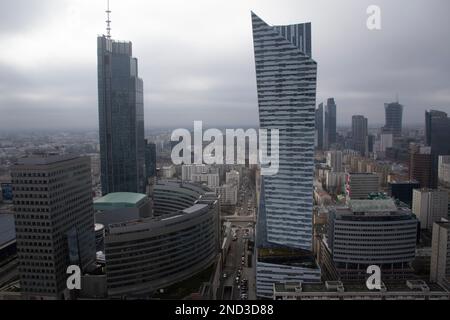 Blick auf Warschau von der Aussichtsplattform des Kultur- und Wissenschaftspalastes, mit dem Złota 44, einem Wohnhochkratzer in Warschau, Polen Stockfoto