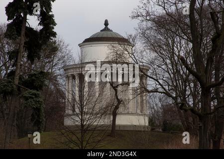 Der Wasserturm im sächsischen Garten - Ogród Saski - ein öffentlicher Garten im Zentrum Warschaus an einem verschneiten Tag in Polen, Stockfoto