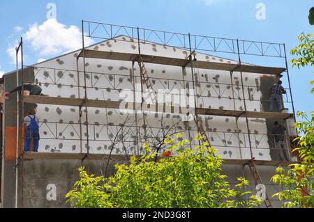 Die Außenwände des Hauses sind mit Schaumstoff gedämmt Stockfoto