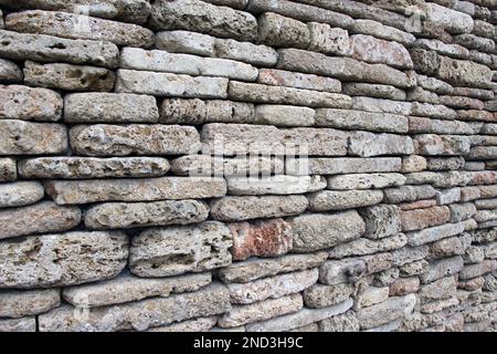 Die Mauer ist aus Naturstein gebaut Stockfoto