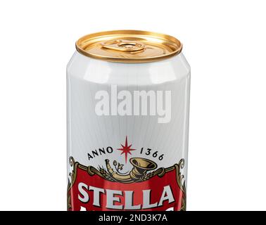 Moskau, Russland - 13. Februar 2023: Nahaufnahme einer Dose belgisches Bier von Stella Artois. Speicherplatz kopieren. Stockfoto