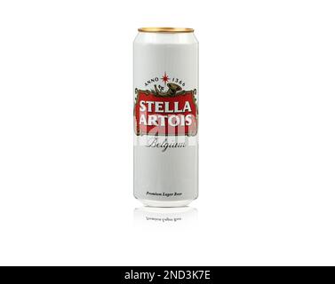 Moskau, Russland - 13. Februar 2023: Belgisches Stella Artois-Bier mit Reflexion auf weißem Hintergrund. Speicherplatz kopieren. Stockfoto