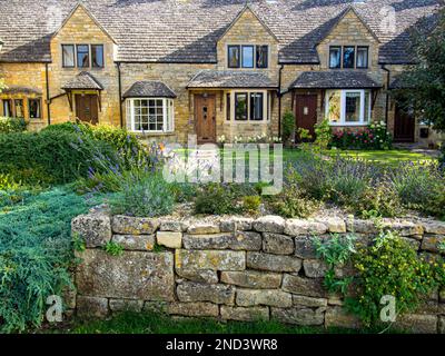 Cottage Garden in Cotswolds Village of Broadway, Garden Path, Overgrown Garden, Beautiful Front Garden, British Gardens, Englische Landschaft, Großbritannien Stockfoto