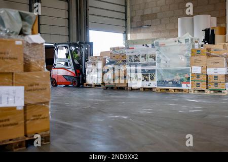 Nürnberg, Deutschland. 15. Februar 2023. MITARBEITER VON DB Cargo beladen einen DB-Güterzug mit Hilfsgütern für die Erdbebengebiete in der Türkei am DB Cargo Railport. Der Bedarf an Hilfsgütern für die Erdbebenopfer in der Türkei und Syrien ist neun Tage nach dem verheerenden Erdbeben nach wie vor enorm. Kredit: Daniel Löb/dpa/Alamy Live News Stockfoto