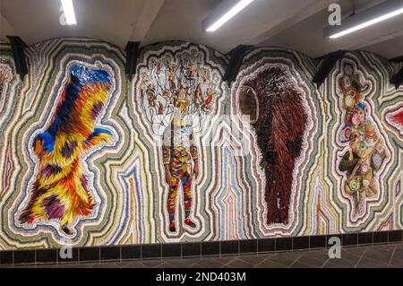 Nick Cave Mosaikkunstwerke an jeder Wand im U-Bahn-Tunnel an der 42. Straße in Manhattan, New York City Stockfoto