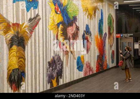 Nick Cave Mosaikkunstwerke an jeder Wand im U-Bahn-Tunnel an der 42. Straße in Manhattan, New York City Stockfoto