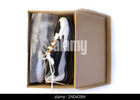 Weiße Sneaker in einem Paket auf Weiß Stockfoto