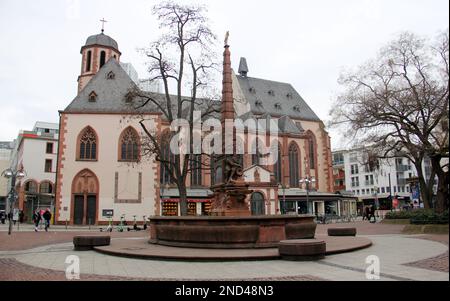 Liebfrauenberg, Platz mit barockem Brunnen, in der historischen Altstadt, gotische Frauenkirche im Hintergrund, Frankfurt, Deutschland Stockfoto