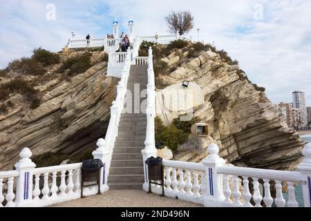 Der Balkon und Aussichtspunkt auf dem Felsvorsprung, wo einst Schloss Benidorm stand Stockfoto