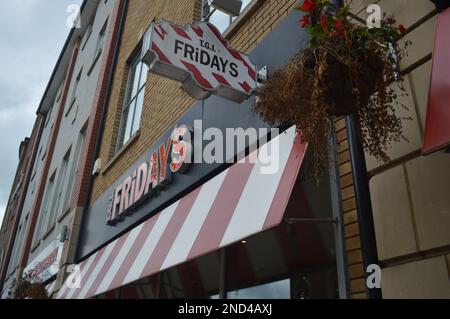 22. August 2021, Swansea, Wales, Vereinigtes Königreich. TGI Friday's Restaurant in der Wind Street. Stockfoto