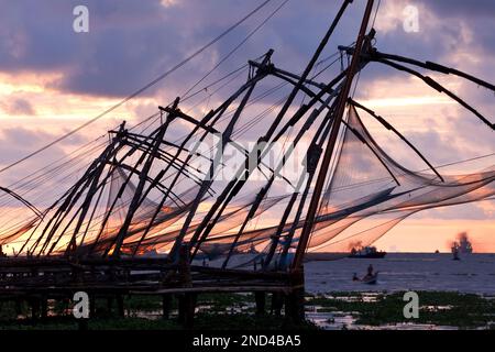 Freitragende chinesische Fischernetze Fort Kochi, Kerala, Indien Stockfoto