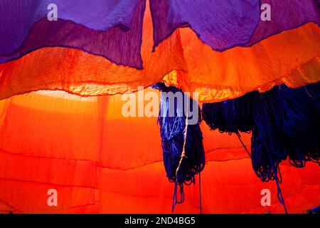 Im Färbemarkt, Marrakesch, Marokko, Afrika, hängen Stoffroste und Wolle zum Trocknen Stockfoto