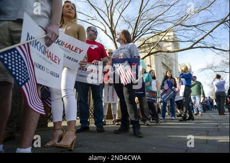 Charleston, Usa. 15. Februar 2023. Anhänger von South Carolina und der ehemalige UN-Botschafter Nikki Haley warten in der Schlange auf eine Veranstaltung, bei der Haley ihre Kandidatur für den US-Präsidenten am Mittwoch, den 1. Februar 2023 in Charleston, South Carolina, ankündigen wird. Haley ist der erste republikanische Gegner, der den ehemaligen Präsidenten Donald Trump herausfordert. Foto: Bonnie Cash/UPI Credit: UPI/Alamy Live News Stockfoto