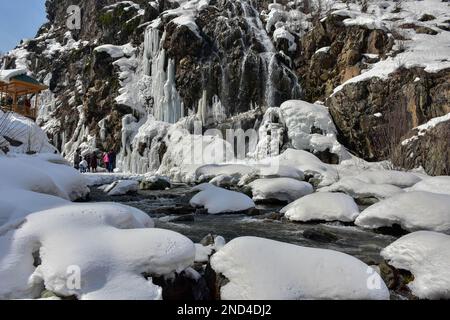 Drung, Indien. 15. Februar 2023. An einem sonnigen Wintertag in Tangmarg, etwa 40kms km von Srinagar, der Sommerhauptstadt von Jammu und Kaschmir entfernt, erkunden Besucher den gefrorenen Drung-Wasserfall. (Foto: Saqib Majeed/SOPA Images/Sipa USA) Guthaben: SIPA USA/Alamy Live News Stockfoto