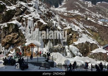 Drung, Indien. 15. Februar 2023. An einem sonnigen Wintertag in Tangmarg, etwa 40kms km von Srinagar, der Sommerhauptstadt von Jammu und Kaschmir entfernt, erkunden Besucher den gefrorenen Drung-Wasserfall. (Foto: Saqib Majeed/SOPA Images/Sipa USA) Guthaben: SIPA USA/Alamy Live News Stockfoto