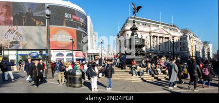 Panoramablick auf Piccadilly Circus, London, mit Statue von Anteros (Eros) und Touristenmassen Stockfoto