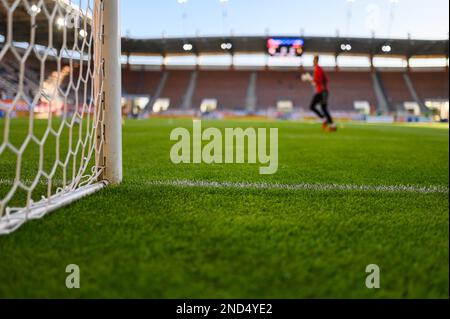 NET und die Post im Fußballtor im Stadion und Torhüter im Hintergrund. Stockfoto