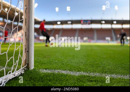 NET und die Post im Fußballtor im Stadion und Torhüter im Hintergrund. Stockfoto