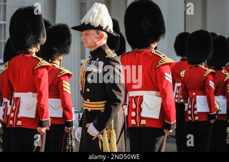 London, Großbritannien. 15. Februar 2023. Als Generalmajor, der das Kommando der Haushaltsabteilung führt, inspiziert Generalmajor Christopher Ghika CBE heute Nachmittag die Fußwächter und Banden vor den Wellington Baracken in Westminster, um sicherzustellen, dass sie für ihre Aufgaben fit sind. Kredit: Imageplotter/Alamy Live News Stockfoto