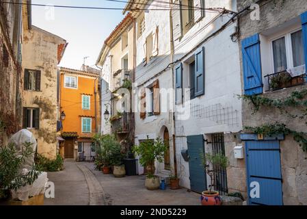 Blick auf eine Straße in der kleinen Stadt La Roquebrussane im Departement Var in der französischen Provence Stockfoto