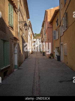 Blick auf eine Straße in der kleinen Stadt La Roquebrussane im Departement Var in der französischen Provence Stockfoto