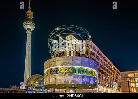 Alexanderplatz und Urania-World Time Clock at Night, Berlin, Deutschland Stockfoto