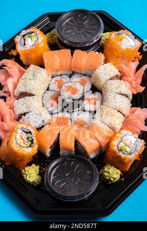 Nahaufnahme eines Sushi auf blauem Hintergrund Stockfoto