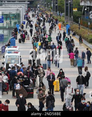 Reisende kommen am Kontrollpunkt Lo Wu in Shenzhen an und sind bereit, die Grenze nach Hongkong zu überqueren. Der Checkpoint beginnt mit dem Betrieb, da alle Grenzkontrollpunkte am 6. Februar 2023 wieder in Betrieb genommen werden. 06FEB23 SCMP/Sam Tsang Stockfoto