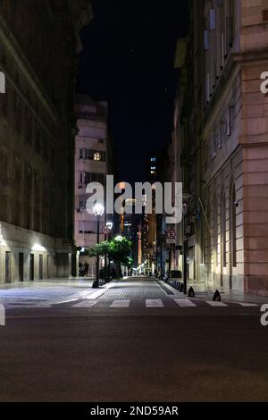 Straße und Architektur bei Nacht, Buenos Aires Stockfoto