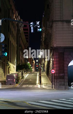 Straße und Architektur bei Nacht, Buenos Aires Stockfoto