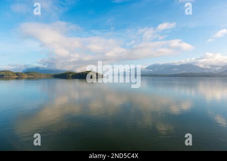 Inside Passage Kreuzfahrt Landschaft bei Sonnenaufgang zwischen Prince Rupert und Port Hardy, Vancouver Island, British Columbia, Kanada. Stockfoto