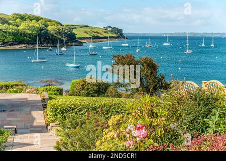 Blick von einem Garten über die malerische Küste in der Nähe des Fischerdorfs St. Mawes, Cornwall, England, Großbritannien