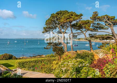 Blick von einem Garten über die malerische Küste in der Nähe des Fischerdorfs St. Mawes, Cornwall, England, Großbritannien