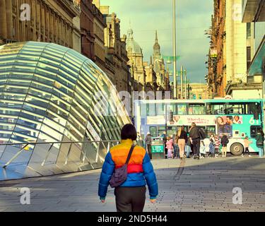 Glasgow, Schottland, Vereinigtes Königreich 15. Februar 2023. Wetter in Großbritannien: An einem sonnigen Tag kehrten die Menschen auf die Straßen zurück, um den Frühling wie das Wetter zu genießen. Die stilvolle Meile Schottlands und seine Einkaufshauptstadt, der St. Enoch Square und die Helm-U-Bahn-Station. Credit Gerard Ferry/Alamy Live News Stockfoto