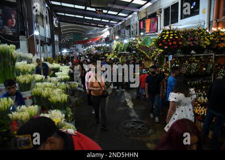 Nicht exklusiv: 14. Februar 2023, Mexiko-Stadt, Mexiko: Anbieter bieten Blumenarrangements und Ballons auf den Außenmärkten zum Valentinstag Stockfoto