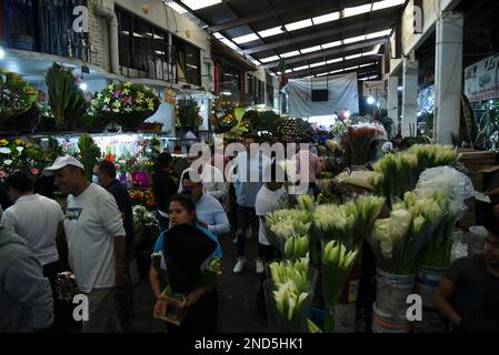 Nicht exklusiv: 14. Februar 2023, Mexiko-Stadt, Mexiko: Anbieter bieten Blumenarrangements und Ballons auf den Außenmärkten zum Valentinstag Stockfoto