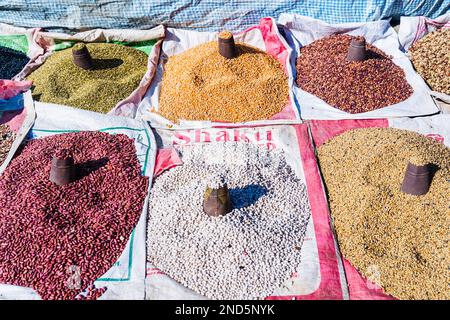 Nepali-Bohnen, Hülsenfrüchte, Linsen, Mais und andere Getreidearten, die auf dem Straßenmarkt von Nepal.selective FOCUS zum Verkauf gehalten werden. Stockfoto