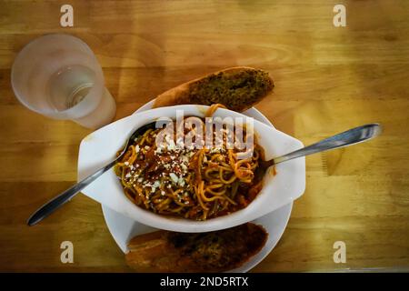 Eine Schüssel gefüllt mit Pasta und Brot, serviert in einem französischen Restaurant in Indien Stockfoto