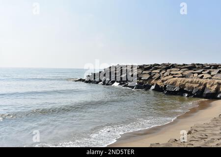 Promenade Beach ist ein beliebter Touristenort in Pondicherry, Indien, an der Bucht von Bengal gelegen. Stockfoto