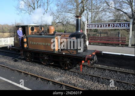 Fenchurch bewegt sich um den Bahnhof Sheffield Park. Stockfoto